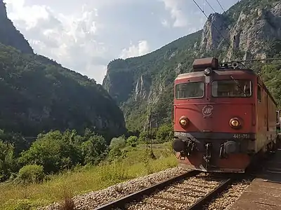 Tête du train devant les montagnes serbes, à la gare de Vrbnica (2018).