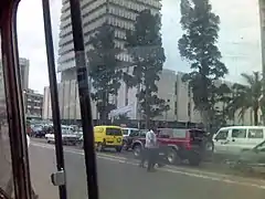 Vu d'en bas de l'Immeuble de la Banque commerciale du CongoPhoto prise dans une voiture