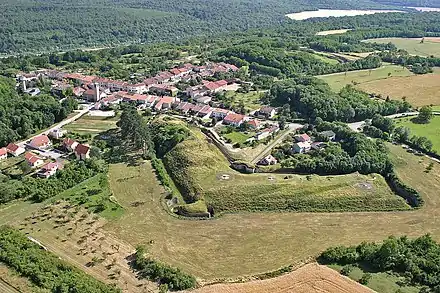 champs, village puis forêt en arrière-plan