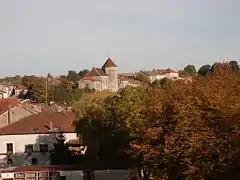 Vue de la tour depuis le viaduc.