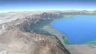 Image de synthèse, montagnes encerclant la mer de façon abrupte à droite et un plateau avec des pentes plus douces à gauche.