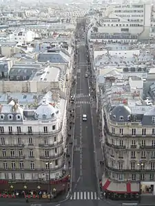 La rue de la Chaussée-d'Antin vue du haut du clocher de l'église en 2007.