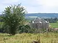 De la route menant au château à partir du hameau