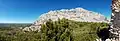 Vue nord depuis l'Oppidum d'Untinos, ruines médiévales à droite de l'image (2022).