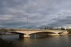 Pont vu du côté amont,depuis les berges en bas du quai Léon-Blum.