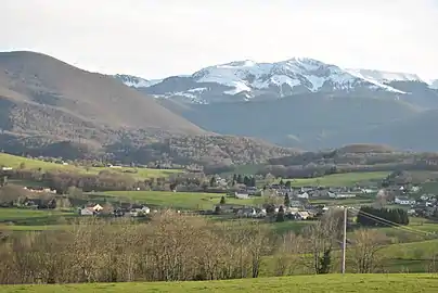 Photographie en couleurs d'un village vu de loin.