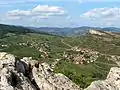 Vue sur le village depuis le sommet de la Roche de Solutré.