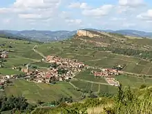 Vue sur le village et la roche de Vergisson.