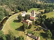 Photographie couleur d'un monastère vu du ciel.