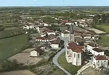 Vue aérienne du bourg du village avec l'église en premier plan.