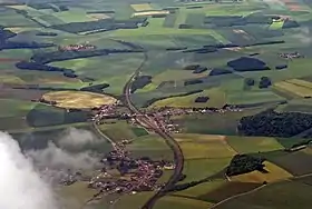 Vue aérienne de la gare de Breteuil-Embranchement et de la bifurcation.