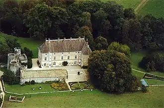 vue aérienne d'un château avec des arbres à l'arrière-plan