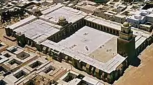 Photographie aérienne de la Grande Mosquée de Kairouan en 1964, prise lors des travaux de restauration de 1964-1965. Ceux-ci sont menés par la direction des monuments historiques de l'Institut national d'archéologie et d'art.