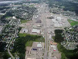 Vue aérienne, à la hauteur des centres d'achats de Chicoutimi