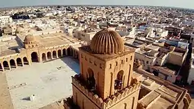 Photographie aérienne de la Grande Mosquée de Kairouan, montrant de près le dernier niveau du minaret qui correspond au lanternon. Celui-ci est surmonté d'une coupole.