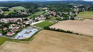 Vue aérienne village et stade de Loulans Verchamp