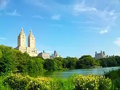 Vue depuis Central Park sur les San Remo Apartments.