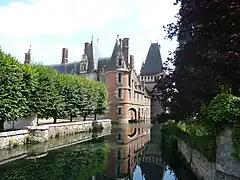 Le château de Maintenon vu depuis l'Eure.