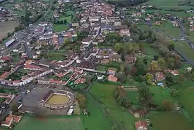 Vue aérienne de Mugron et ses arènes