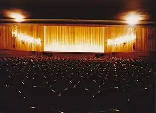 La salle en 1964, vue depuis le fond de l'orchestre (parterre) sous le premier balcon.