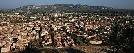 Vue de Cavaillon depuis la colline Saint-Jacques avec le Petit Luberon en fond, orientation plein est.