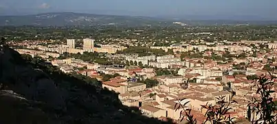 Vue de Cavaillon depuis la colline Saint-Jacques avec les monts de Vaucluse en fond, orientation nord-est.
