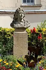 Buste de Jean-François Regnard« Monument à Jean-François Regnard à Dourdan », sur À nos grands hommes,« Monument à Jean-François Regnard à Dourdan », sur e-monumen