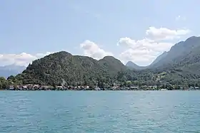 Vue du Taillefer depuis le lac d'Annecy avec Duingt à ses pieds.