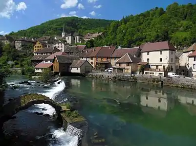 Le village de Lods, considéré comme l'un des plus beaux de France.