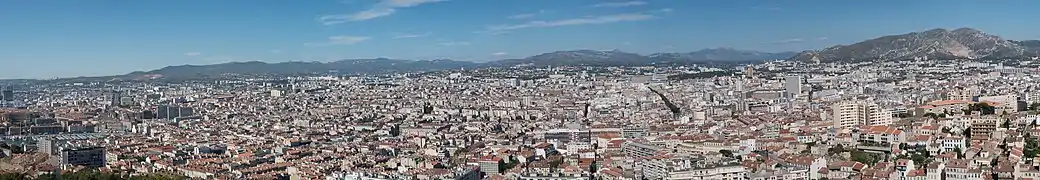 Vue panoramique de Marseille depuis Notre-Dame-de-la-Garde.