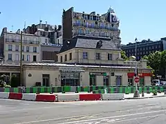 Vue de côté du bâtiment voyageurs, pendant les travaux du RER E.