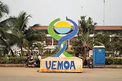 Vue de face du logo ou enseigne physique de l'UEMOA réalisé en fer pour les manifestations régionales déposé au stade Général Mathieu KéréKou à Cotonou au Bénin.