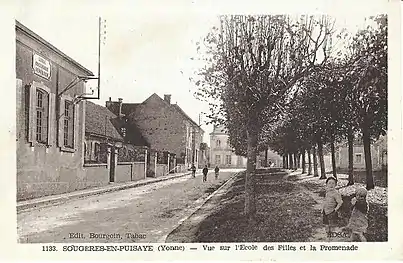 Carte postale ancienne indiquant l'école des filles et son panneau « école communale des filles ».