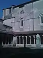 Vue de l'église collégiale depuis le cloître