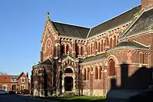 Vue latérale de l'église de Flavy