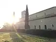 Vue de l'abbaye depuis l'extérieur avec le lever de soleil