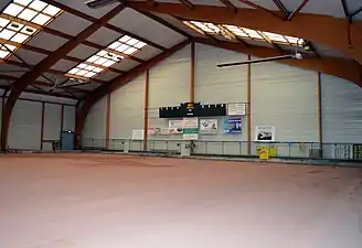 Vue de l'intérieur du boulodrome de l'Olympique Boules Saint-Maurice-de-Beynost (OBSM).