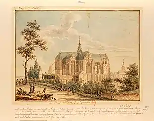 Collégiale de Saint-Quentin vue depuis le nord avec, au premier plan, des arbres et des promeneurs