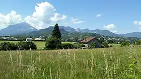 Vue du massif de la Chartreuse et, à droite, de la chaîne de l'Épine depuis la colline de la Trousse à La Ravoire.