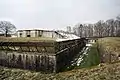 Vue de la casemate de Bourges Est depuis le fossé.