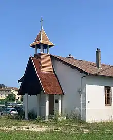 Photographie de la chapelle du camp militaire, située à Balan.