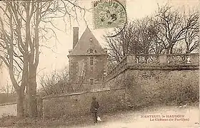 Vue de la terrasse du château, avec un pavillon dans le fond. Vers 1900.