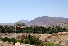 Vue sur la montagne de Bou Remli à l'arrière plan près de la ville de Gafsa.