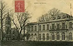 Vue globale de la façade arrière du château avec l'église de Vitry.