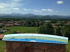 Vue sur la chaîne des Pyrénées depuis la table d'orientation.