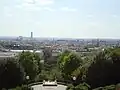 La vue sur Paris au sommet du parc depuis la rue des Envierges.