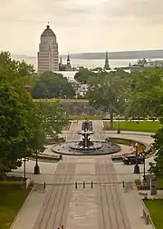 L'avenue passe de chaque côté de la fontaine de Tourny