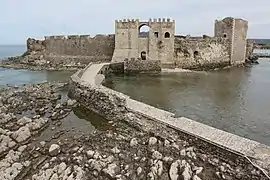 Vue des remparts sud du château depuis le fortin