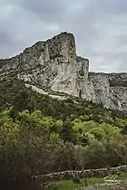 Le Roc de la Bissonne en rive droite du Cirque de l'Infernet.