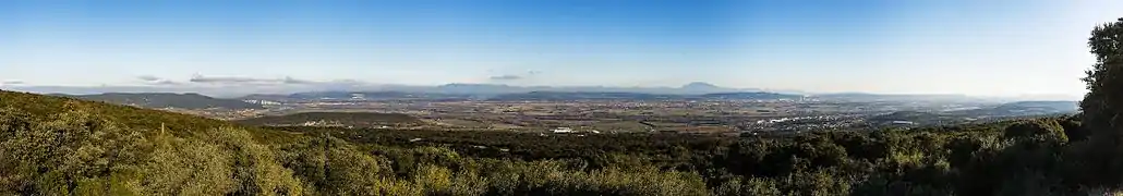 Panoramique de la vue sur la vallée du Rhône depuis la table d'orientation du Laoul. La vue s'étend de Donzère à Mondragon et plus au sud. Au fond, le Mont Ventoux domine les préalpes du sud.